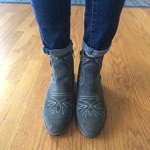 LIGHTLYWORNLuckyBrand Gray Suade Embroidered Boots